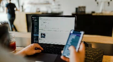 Live Chat Outsourcing: UK Live Chat Agents vs Offshore Live Chat Agents