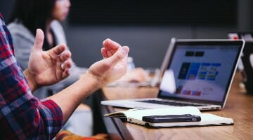 5 Benefits of Live Chat and 5 Steps to Consider Before Offering The Service on Your Site